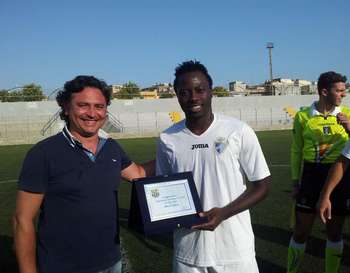 Saheed Jimoh premiato dalla dirigenza del Mazara (foto Vivi Mazara)