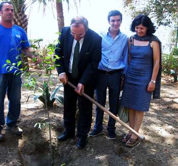 Il sindaco Di Matteo pianta un albero di susino