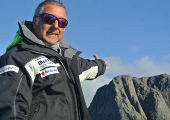 Sergio Davì mostra il traguardo di Capo Nord
