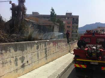 I Vigili del Fuoco spengono le fiamme in pieno centro cittadino