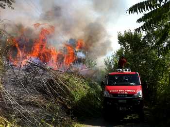I Vigili del Fuoco durante le fasi di spegnimento
