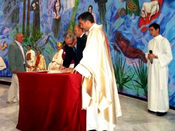 Franco Nocera mentre firma il libro d'onore della cattedrale di Patti