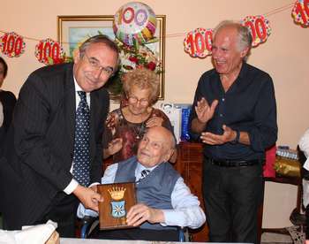 Il sindaco Filippo Di Matteo consegna la targa al signor Di Benedetto