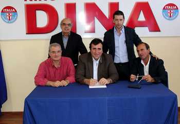 Nino Dina con alcuni componenti del suo comitato elettorale