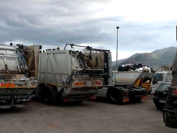 Mezzi Ato fermi in via Ponte Parco