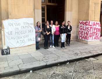 Le mogli di alcuni dipendenti Ato manifestano in piazza