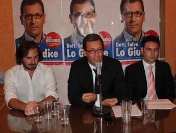 Il presidente del Consiglio comunale, Alberto Arcidiacono, Salvo Lo Giudice e il moderatore Gianluca Castro