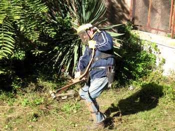Roberto Renda mentre pulisce il giardino