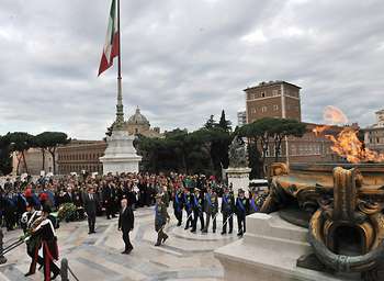 Un momento della commemorazione all'Altare della Patria a Roma