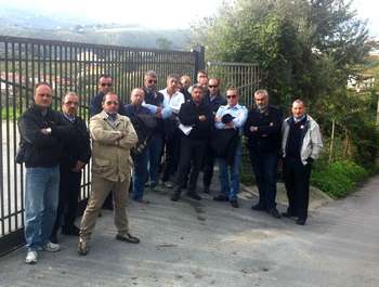 I dipendenti delle Autoinee Giordano in sciopero davanti i cancelli dell'azienda