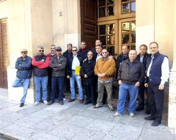 I dipendenti delle Autolinee Giordano davanti il Municipio