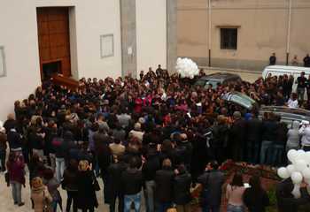 Il feretro di Giovanni Leonardo davanti la chiesa di San Martino