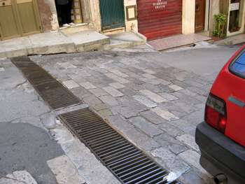 La grata di scolo si Salita Croci