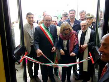 Il momento del taglio del nastro
