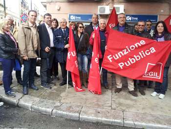 I dipendenti del comune manifestano davanti la Prefettura
