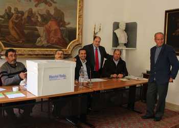 Un momento delle votazioni delle primarie del PD a Monreale