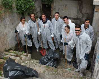 I giovani volntari all'interno della fontana del Pozzillo