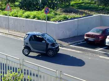 La Smart ritrovata stamattina in via Santa Liberata