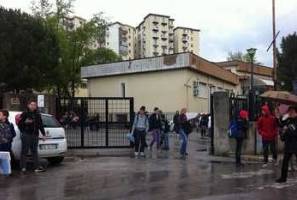 Alunni che escono da scuola