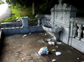 Rifiuti alla Fontana del Drago