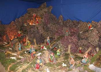 Il presepe allestito nella sala attigua alla chiesa