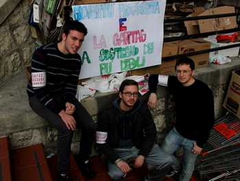 Alcuni ragazzi di Gioventù Protagonista impegnati nella raccolta