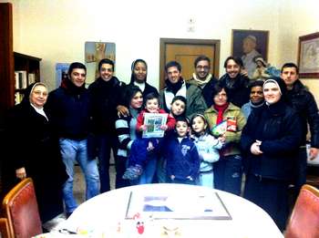 Foto di gruppo per suore, volontari i bambini