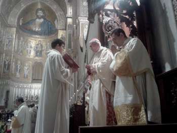 Un momento dellaa celebrazione per monsignor Salvatore Di Cristina