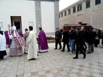 Il feretro dell'Abate Leonarda all'ingresso della chiesa, prima delle esequie