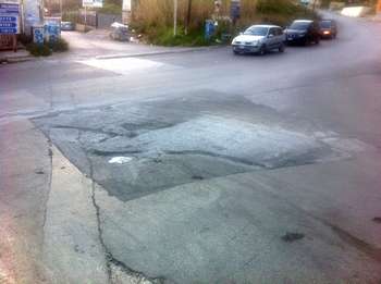 Asfalto sgretolato sulla sede stradale
