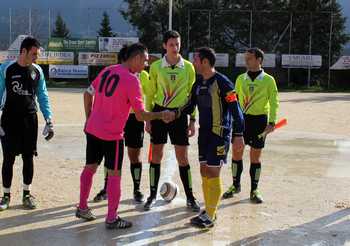 Stretta di mano tra capitani prima del match