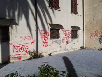 Le pareti di Vila Savoia imbrattate con la vernice