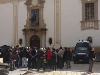 Assembramento di gente davanti all'ingresso dell'Aula consiliare