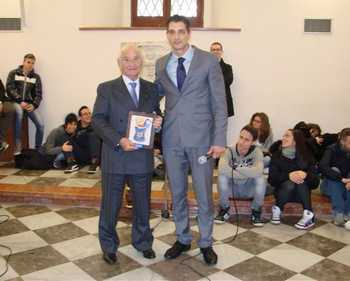 L'assessore Cardullo premia il professore Lauretta