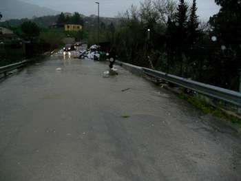 Sacchetti galleggianti in via Pezzingoli
