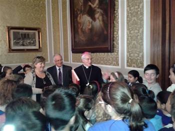 L'incontro tra i bambini della Novelli e il Vescovo