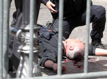 Uno dei due carabinieri feriti (foto corriere.it)