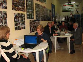 Anziani monrealesi a lezione d'informatica