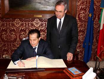 Il presidente della Regione, Rosario Crocetta firma il libro del Comune