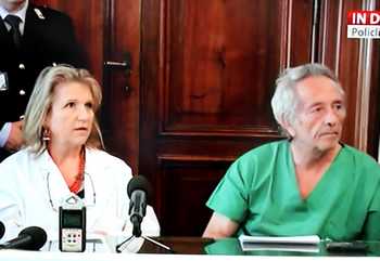 I sanitari leggono il bollettino medico (telefoto)