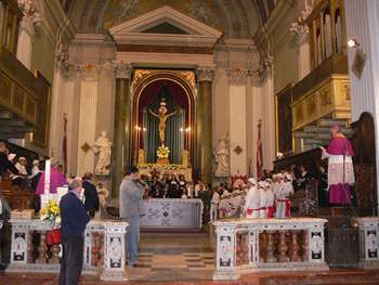 Il vescovo in Collegiata (foto Intravaia)