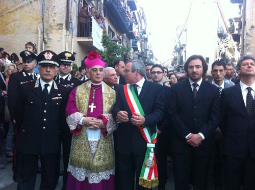 Monsignor Michele Pennisi durante la processione vescovo-processione-5-2013