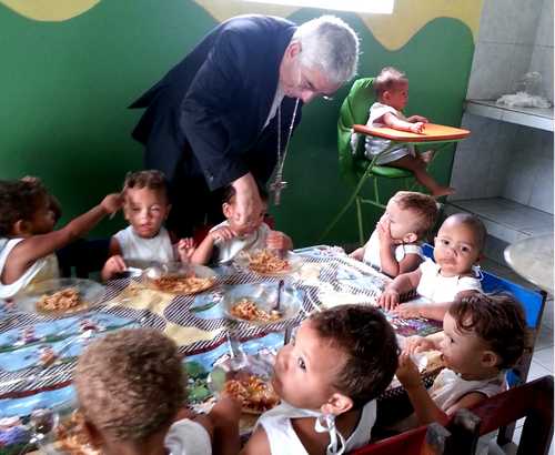 Monsignor Michele Pennisi con alcuni bambini brasiliani