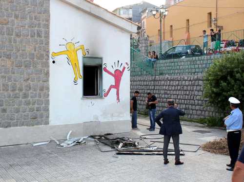 L'esterno della materna di Pioppo