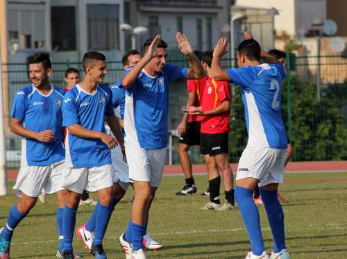 Lo Giudice festeggiato dai compagni dopo il gol