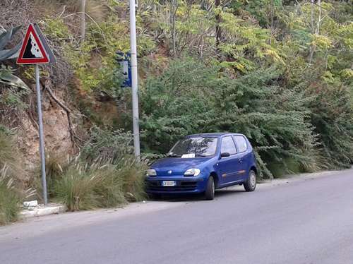 L'auto abbandonata vicino San Ciro