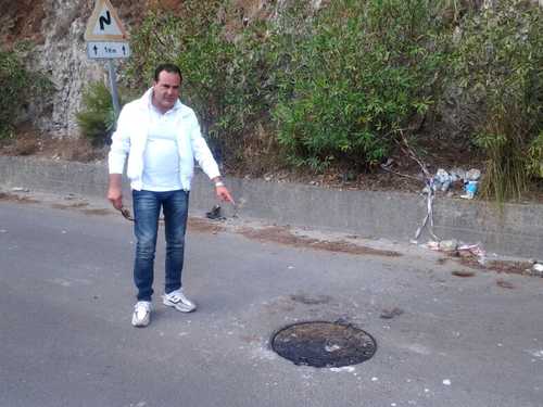Il delegato di frazione, Bartolo Belmonte mostra il tombino della SP57