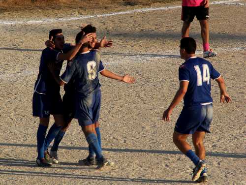 I giocatori del Castellammare festeggiano dopo il gol