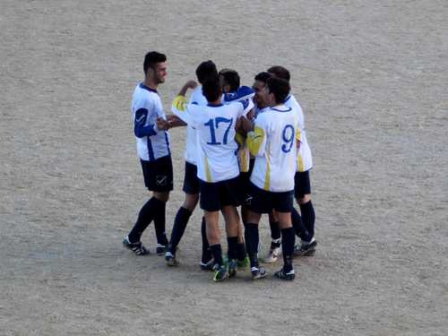 I giocatori del Cefalù festeggiano il secondo gol