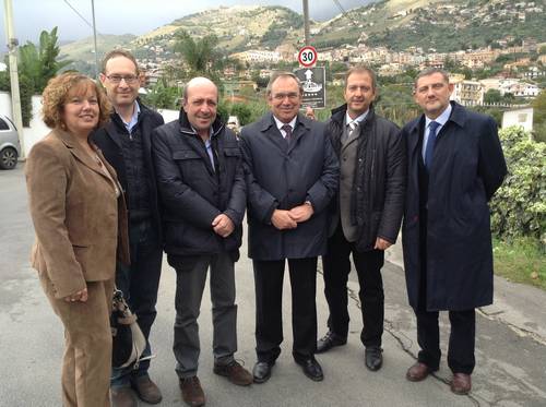 Foto di gruppo per la consegna della rete idrica nel novembre scorso
